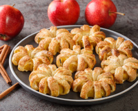 Pommes au four feuilletées à la cannelle : la recette simple et irrésistible avec seulement 4 ingrédients