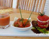 C'est l'été ! De la tomate froide en trilogie : Hamburger tomate mozzarella, tartare de tomate, gaspacho et tuile parmesan