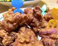 Plat typique japonais pour le bento ou le repas, ce sont des morceaux de poulet recouverts d'un fin nappage parfumé puis frits pour donner de délicieuses bouchées de…