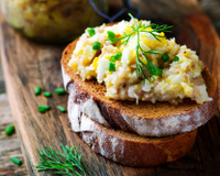 Oubliez l’omelette, voici comment transformer les œufs en de délicieuses tartines protéinées pour l’apéro !