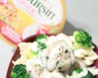 De délicieuses boulettes de veau à la sauge, au persil et à l'échalote sublimées par une onctueuse sauce blanche subtilement relevée au boursin cuisine échalotes et ciboulette.