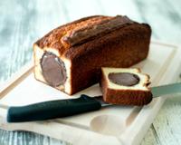 Cake facile et moelleux au cœur évidé et remplacé par de la Crème Glacée Chocolat noir Carte d"Or®.