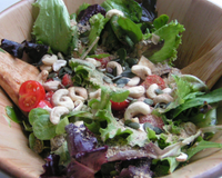 Une salade pleine de couleurs, avec une touche de croquant grâce aux noix de cajou et graines de courge.
