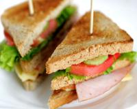 Le Club est un sandwich qui est apparu pour la première fois en 1894 au Saratoga Club-House de Saratoga Springs, à New York. 