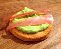 Un sablé au parmesan surmonté d'une délicieuse crème au Carré Frais et petit pois.