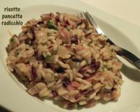Le radicchio, plante potagère du nord de l'Italie, est une variété de chicorée rouge. Sa saveur est légèrement amère et légèrement acidulée.