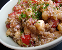 Salade de quinoa aux pois chiches et tomates