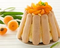 Une charlotte avec des abricots au sirop, que l'on peut déguster toute l'année.