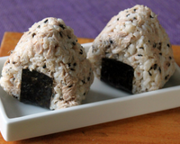Onigiri au thon et au sésame noir