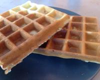 Recette très simple de gaufres légères aux petits morceaux de pommes et parfumées à la cannelle.