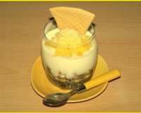 Ces verrines sucrées et exotiques sont réalisées avec du fromage blanc, de l'ananas et des biscuits type congolais ou rochers coco.