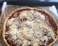 Une délicieuse pizza, facile à faire et à déguster entre amis ou en famille de toute urgence!