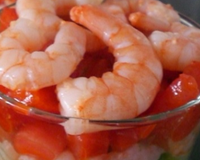 Verrines d'avocat, crevettes et tomate, sauce poivron