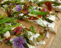 Pizza printanière aux asperges vertes et chèvre frais