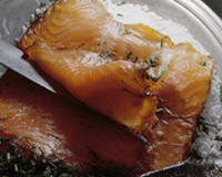 Saumon séché aux fines herbes du jardin et à la chicorée