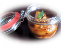 Pêches caramélisées au miel et aux amandes