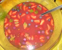 Sangria rose légère aux fraises et aux myrtilles