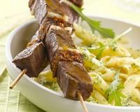 Vive la gourmandise ! Celle des brochettes au goût et aux proportions généreuses et celle de la salade de pâtes légèrement craquantes et nappées d'une irrésistible sauce…