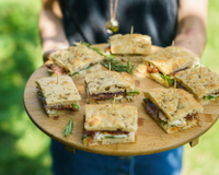 Mini sandwich à la focaccia, mozza, jambon cru, tomates séchées et pousses d’épinard