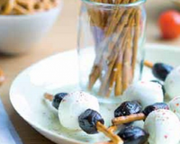 Brochettes de bâtonnets de bretzels, billes de mozzarelle et olives