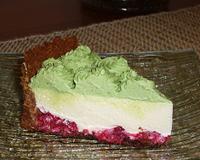 Ce délice est composé d'une base biscuitée, de framboises, d'une mousse citronnée et d'une chantilly à la pistache.
