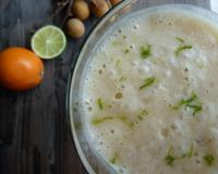 Voici un smoothie simplement délicieux qui intègre un fruit exotique le longan mais aussi du lait de coco et des zestes de citron vert pour un voyage tout en exotisme.