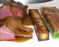 Un Carré d'Agneau Irlandais cuit en basse température légèrement épicé, servi avec de grosses pommes frites et une poêlée petits pois/lardons pris dans une gelée tiède…