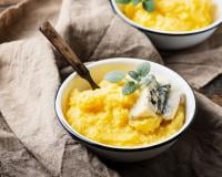 Cet ingrédient tout simple vous permettra d’obtenir une polenta bien plus crémeuse !