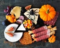 Cette recette de brie momie va faire sensation lors de votre apéro d’Halloween !