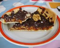 Tarte noix, caramel miélé et chocolat.