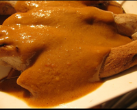 De délicieuses brochettes de poulet accompagnées d'une sauce à la cacahuète