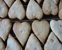 Bredele désigne les petits gâteaux alsaciens que l'on déguste traditionnellement à Noël. Voici la recette de Schwowe, des petits gâteaux tout simples parfumés à la cannelle,…