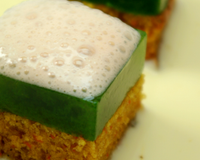 Gâteau de carottes à la noix d'amazonie, gelée de persil, nuage de tomates, sur un miroir de crème anglaise. Cette recette remporte la 4ème place du concours Fanes de…