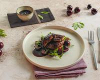 Magret de canard Rossini, confiture de cerises noires