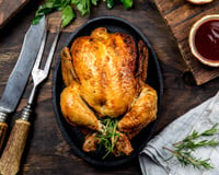 Fini le massacre du poulet du dimanche grâce à l'astuce de cette cheffe pour bien le découper