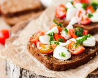 Tous en cuisine : Cyril Lignac partage sa recette facile et gourmande de tartines aux tomates confites et burrata