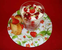 Verres gourmands aux fraises et à la mousse de faisselle, madeleines au citron