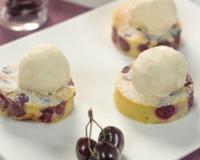 Un clafoutis moelleux aux cerises, nappé d"une boule de Crème Glacée Crème de Vanille Carte d"Or® !