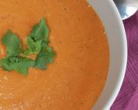 Une soupe à la fois douce et riche, pleine de soleil!