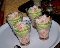 Une base de miettes de crabes aux agrumes sous une crème à l'avocat ! Une recette fraîche et sympa d'une internaute....