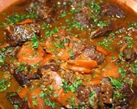 Joues de bœuf aux épices aux carottes et aux raisins