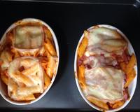 Gratin de pâtes, dés de jambon et fromage à raclette avec crème fraîche à la tomate et herbes de Provence...