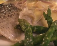 Filet de bar, asperges vertes et sauce à l'orange