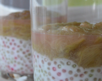 Verrine perles de coco sous un lit de rhubarbe