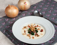Velouté d'oignons doux des Cévennes, épinards, lard grillé et noix