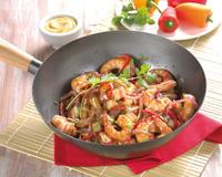 Un wok de légumes oubliés et crustacés.