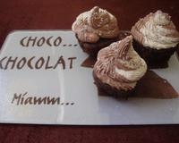 Cupcakes avec du gâteau au chocolat et à la courgette. Pour le glacage, une chantilly noix de coco et au chocolat.