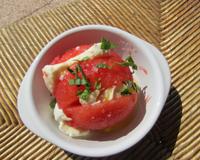 Une tomate pelée avec quelques rondelles de mozzarella, le tout assaisonné de vinaigre balsamique blanc.