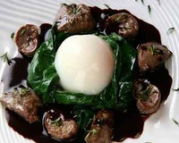 Poêlée d'abats de lapin et œuf poché au serpolet