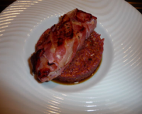 Cabillaud en chemise lardée, risotto rouge à la carotte, réduction de fumet à la sauge